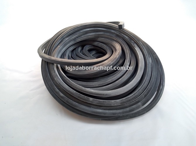 N74 Borracha esponjosa 17x15mm Rolo 50 Metros