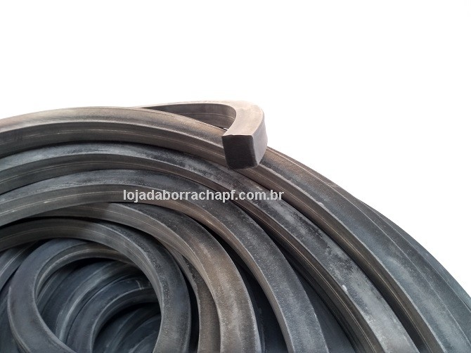 N74 Borracha esponjosa 17x15mm Rolo 50 Metros