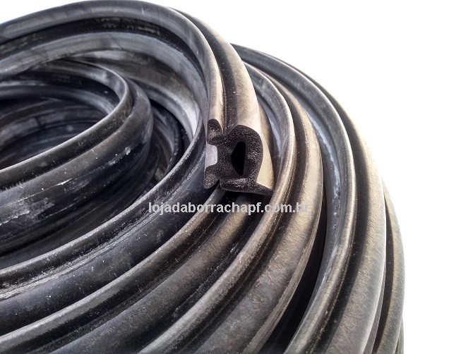 N113 Borracha esponjosa porta baú 34,5x32,5mm c/aba Rolo 25 Metros