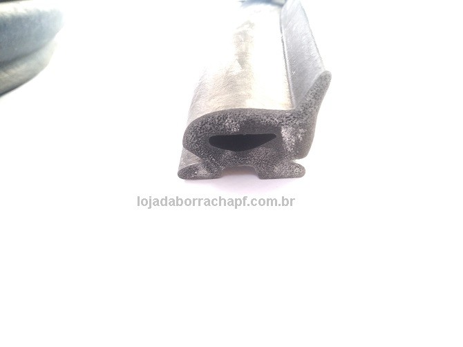 N113 Borracha esponjosa porta baú 34,5x32,5mm c/aba Rolo 25 Metros