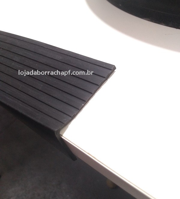 N54 Cantoneira de borracha para escada 58x33mm preto Rolo 25 Metros